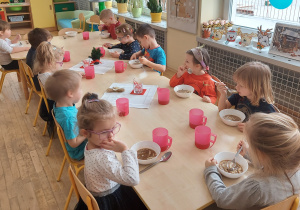 Dzieci z grupy II siedzą przy wigilijnym stole